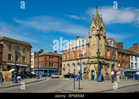 Centre-ville en été Musgrave Monument Clocktower Market Square Penrith Cumbria Angleterre Royaume-Uni Grande-Bretagne Banque D'Images