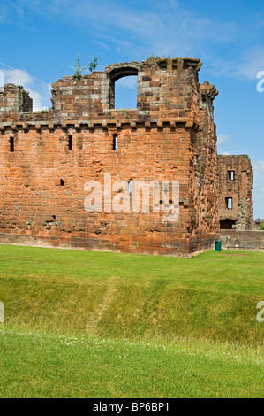 Ruines ruine du château de Penrith en été Cumbria Angleterre Royaume-Uni Royaume-Uni Grande-Bretagne Banque D'Images