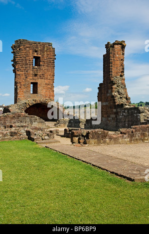 Ruines ruine du château de Penrith en été Cumbria Angleterre Royaume-Uni Royaume-Uni Grande-Bretagne Banque D'Images