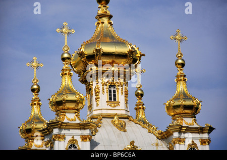 Dômes oignon doré de chapelle, Grand Peterhof Palace, Peterhof, Saint Petersburg, Russie, Région Nord-Ouest Banque D'Images