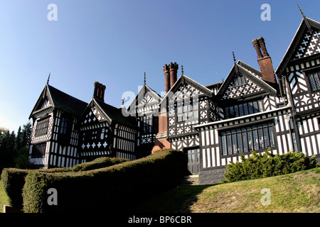 L'Angleterre, Cheshire, Stockport, Bramhall, Bramall Hall, maison élisabéthaine, grand angle de vue de face Banque D'Images