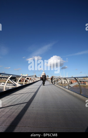 Le Millennium Bridge sur la Tamise à Londres à la recherche vers la Cathédrale St Paul. Banque D'Images