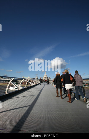 Le Millennium Bridge sur la Tamise à Londres à la recherche vers la Cathédrale St Paul. Banque D'Images