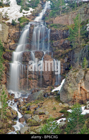 Chute d'eau. Glaciares Lagunas de Neila Parc Naturel. Province de Burgos. Castilla y Leon. L'Espagne. Banque D'Images