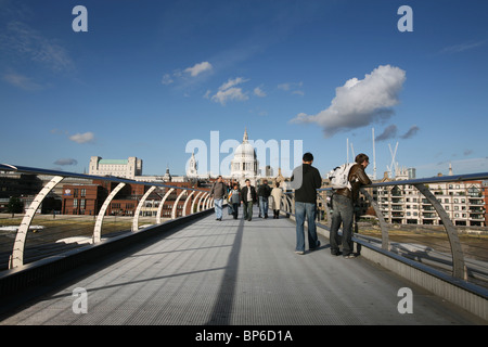 Le Millennium Bridge sur la Tamise à Londres à la recherche vers la Cathédrale St Paul. Banque D'Images