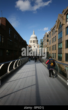 Le Millennium Bridge sur la Tamise à Londres à la recherche vers la Cathédrale St Paul. Banque D'Images