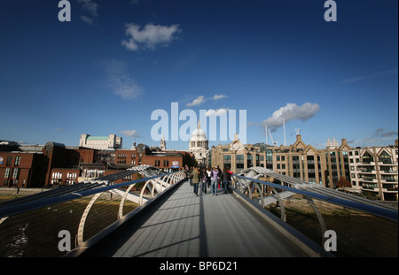 Le Millennium Bridge sur la Tamise à Londres à la recherche vers la Cathédrale St Paul. Banque D'Images