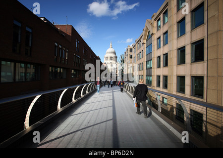 Le Millennium Bridge sur la Tamise à Londres à la recherche vers la Cathédrale St Paul. Banque D'Images