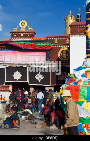 Pèlerins bouddhistes se prosterner et prier pour le temple du Jokhang à Lhassa,Quartier du Barkhor, Tibet. Banque D'Images