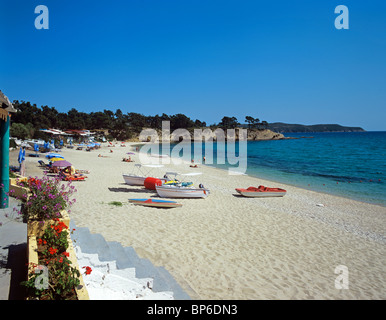 Vue de la plage de Pefkari beach à partir d'une taverne en bord de mer sur l'île de Thassos Banque D'Images