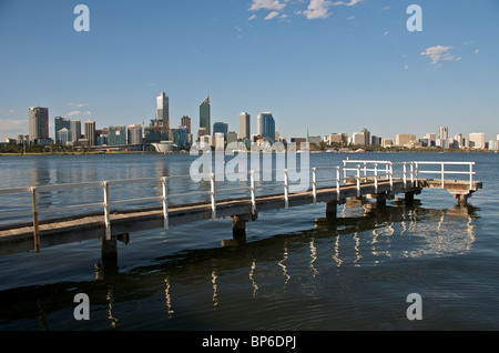 Jetée sur Swan River with city skyline Perth Western Australia Banque D'Images