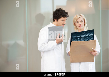 Female doctor examining x-ray avec son collègue Banque D'Images