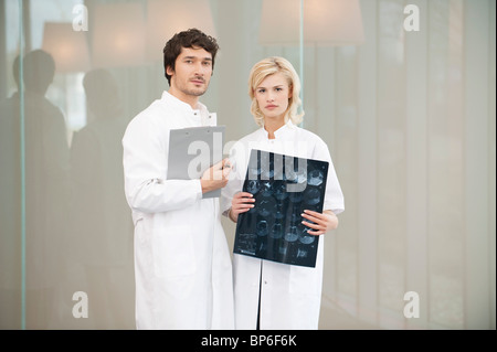 Deux doctors Standing together Banque D'Images