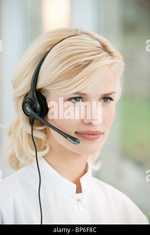 Close-up of a female customer service representative wearing a headset Banque D'Images