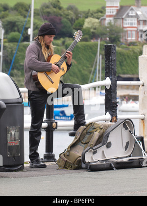 Musicien ambulant jouer a la guitare espagnole, Fowey, Cornwall, UK Banque D'Images