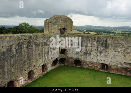 La tour Sud et les murs-rideaux vu de la marche au Château Rhuddlan, Rhyl, au nord du Pays de Galles Banque D'Images