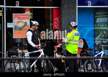 Les agents de soutien communautaire de la police d'arrêter une femme musulmane à Londres Banque D'Images