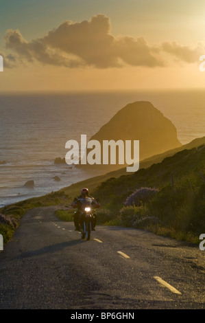 Au coucher du soleil sur la moto Mattole Road, au cap Mendocino, sur la côte ouest de la Californie, perdu en route 48 membres Banque D'Images