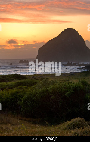 Coucher de soleil au Mont Sugarloaf Rock, le cap Mendocino, point le plus de terres en nous contigus, Lost Coast, Comté de Humboldt, en Californie Banque D'Images