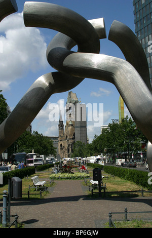 Sculpture Berlin par Brigitte ' + Martin Matschinsky-Denninghoff, et de l'église Kaiser-Wilhelm Gedaechtniskirche dans Berlin Allemagne Banque D'Images