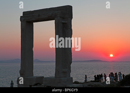 Coucher de soleil derrière la porte du temple, Portara, la ville de Naxos, l'île de Naxos, Cyclades, Mer Égée, Grèce Banque D'Images