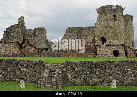 Les ruines de château Rhuddlan vu contre un ciel gris de couvaison de l'ensemble du fossé sec, Rhyl, au nord du Pays de Galles Banque D'Images