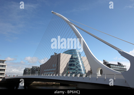 Samuel Beckett Bridge et le centre de conférence, Dublin Banque D'Images