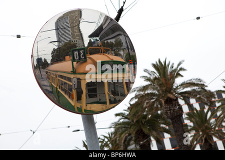 Tramway ancien style dans un miroir dans les Docklands, Melbourne Banque D'Images