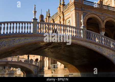 Une traversée de pont / passe au-dessus de la douve de Séville, la Plaza de España de Séville. Séville, Espagne. Lors d'une journée ensoleillée avec ciel bleu. Banque D'Images