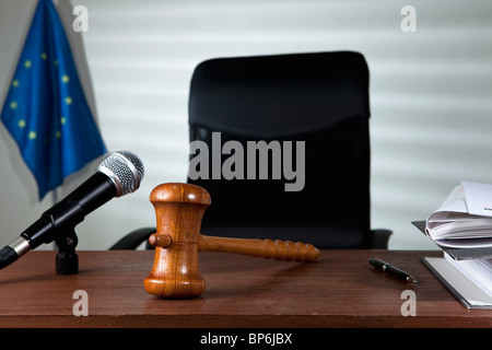 Un marteau sur un bureau du juge dans une salle d'audience vide Banque D'Images