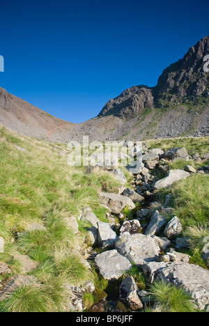 Windy Gap par Gable de rocher de Grand Gable, à partir de Moïse foulé, Lake District, Cumbria. Banque D'Images