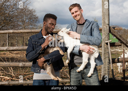 Deux hommes friends holding de cabris Banque D'Images