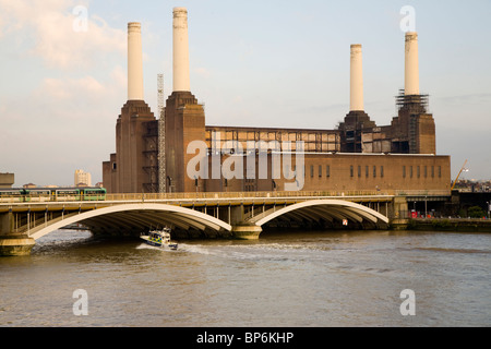 Battersea Power Station avec Grosvenor Bridge view de Chelsea Bridge au coucher du soleil Banque D'Images