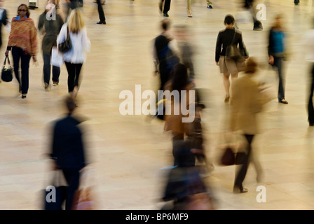 Foule de gens se précipiter Banque D'Images