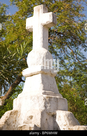 Une croix blanchis se trouve dans l'ancienne colonie portugaise de Diu en Inde. Banque D'Images