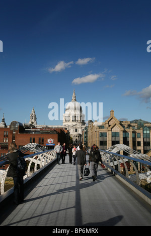 Le Millennium Bridge sur la Tamise à Londres à la recherche vers la Cathédrale St Paul. Banque D'Images