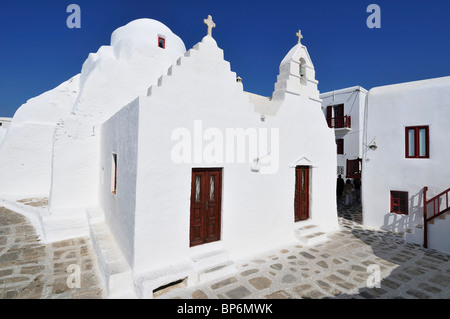 Mykonos. La Grèce. L'église de Panagia Paraportiani blanchis à la chaux, dans la région de Kastro Chora. Banque D'Images