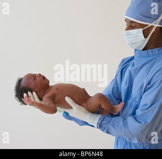 Doctor holding baby Banque D'Images