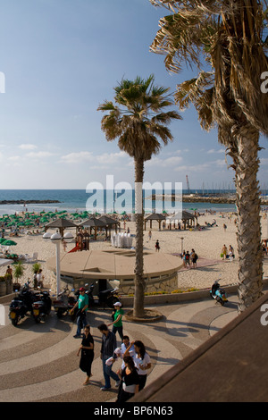 Les gens sur la côte de Tel Aviv à sunny day Banque D'Images