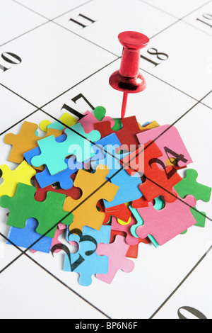 Et punaise Jigsaw Puzzle Pieces sur Calendrier Banque D'Images