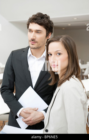 Portrait d'une femme debout avec son collègue Banque D'Images