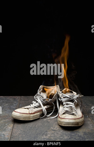 Une paire de chaussures de toile en feu Banque D'Images