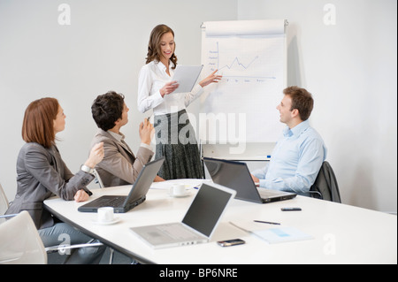 Businesswoman giving presentation in a meeting Banque D'Images