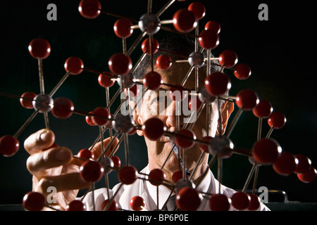 Un scientifique titulaire d'un modèle de structure moléculaire Banque D'Images