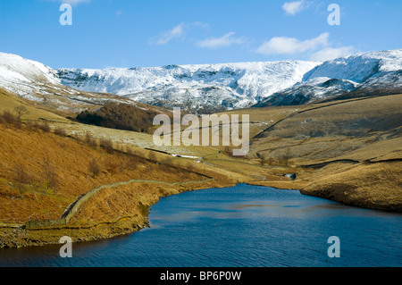 Le plateau scout de Kinder depuis le réservoir de Kinder en hiver, Hayfield, Peak District, Derbyshire, Angleterre, Royaume-Uni Banque D'Images