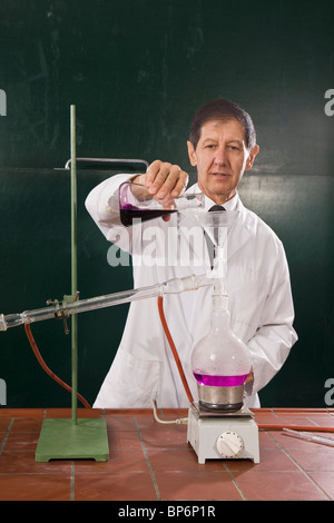 Professeur de chimie conduire une expérience en classe Banque D'Images