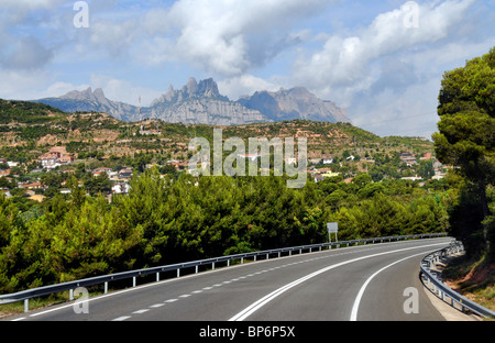 Une route menant à Montserrat, en Catalogne, dans le lointain. Banque D'Images