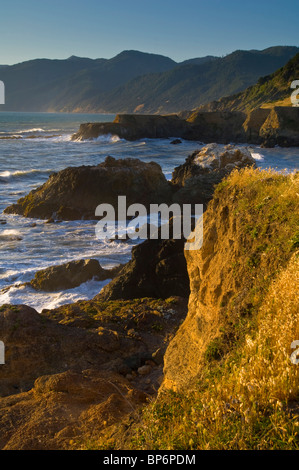 Vagues se briser sur les côtes de rock au coucher du soleil, Shelter Cove, sur la côte sauvage, perdu le comté de Humboldt, en Californie Banque D'Images