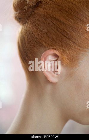 Détail de l'oreille d'une femme rousse et le cou Banque D'Images