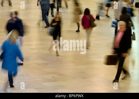 Foule de gens se précipiter Banque D'Images